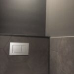 Detail interieur toilet zelf antraciet met hexagon tegels
