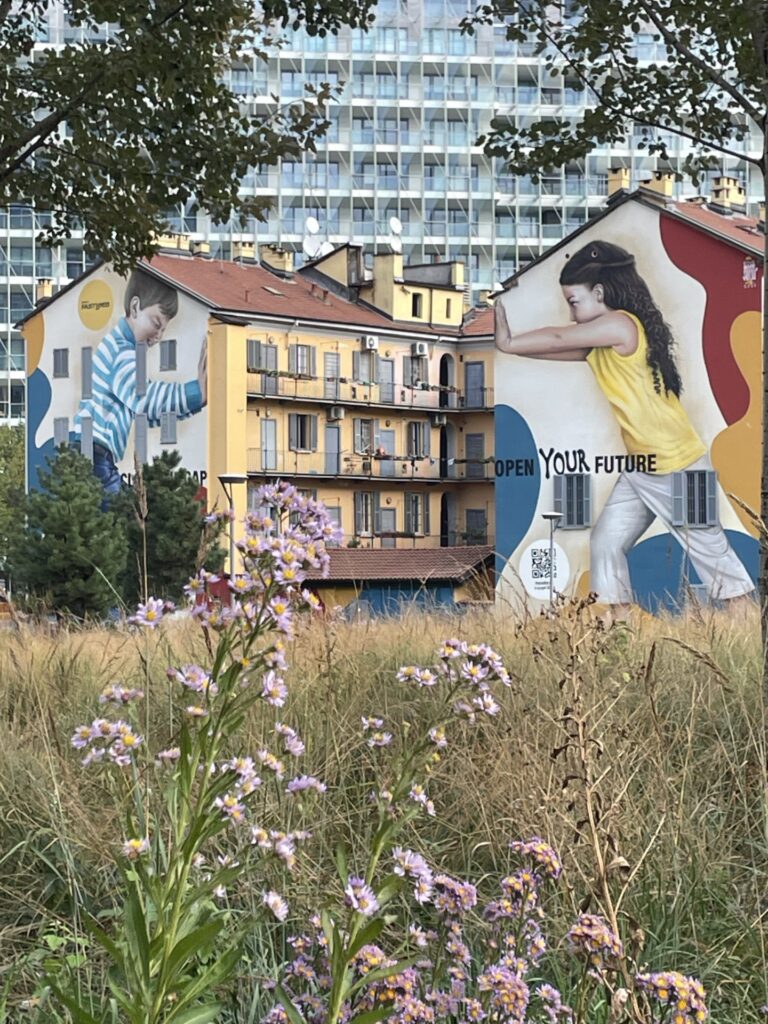 De muurschildering  in Via De Castillia Close the Cap Open Your Future 
