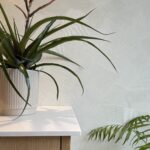Detail hout steen en behang