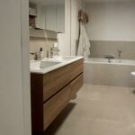 Nieuwe badkamer, nieuw badmeubel en douchecabine