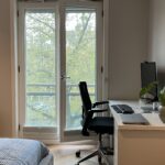 Extra werkplek in de slaapkamer met zicht op de gracht