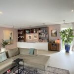 Woonkamer met gekleurde en behangen muur